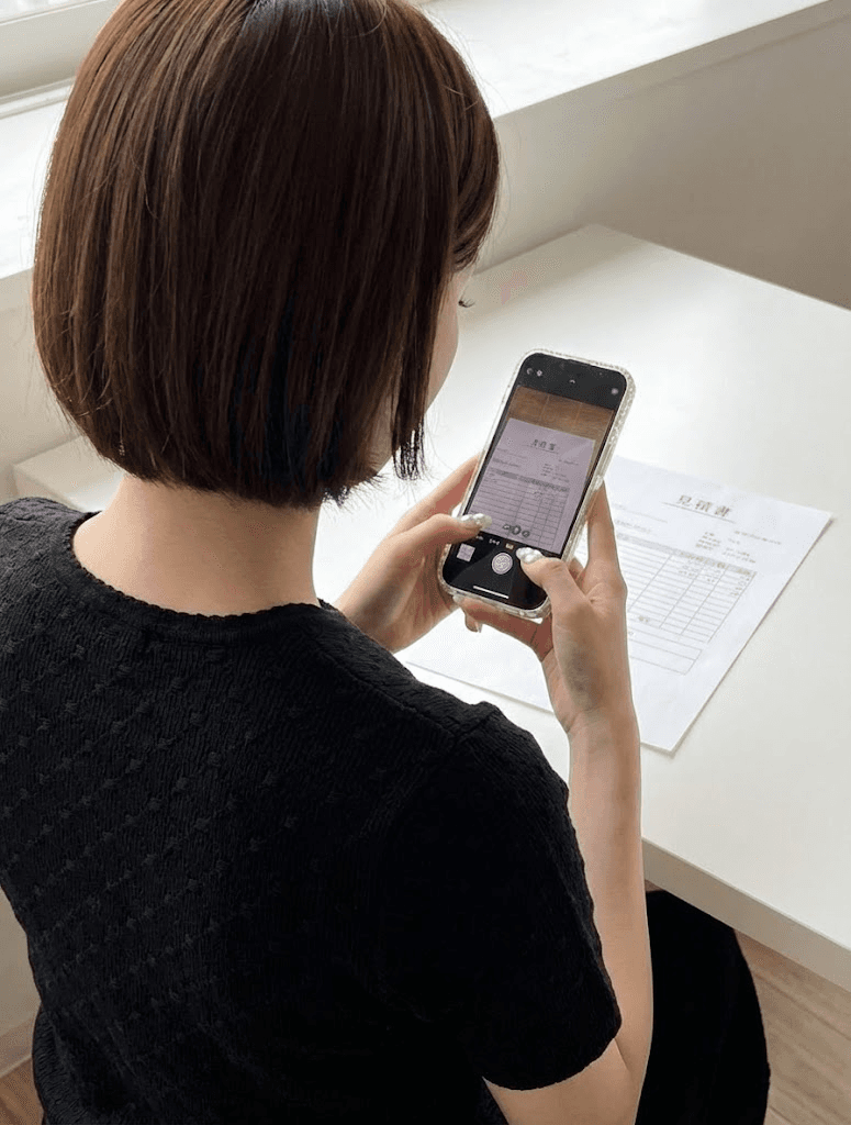 見積書を撮影している様子